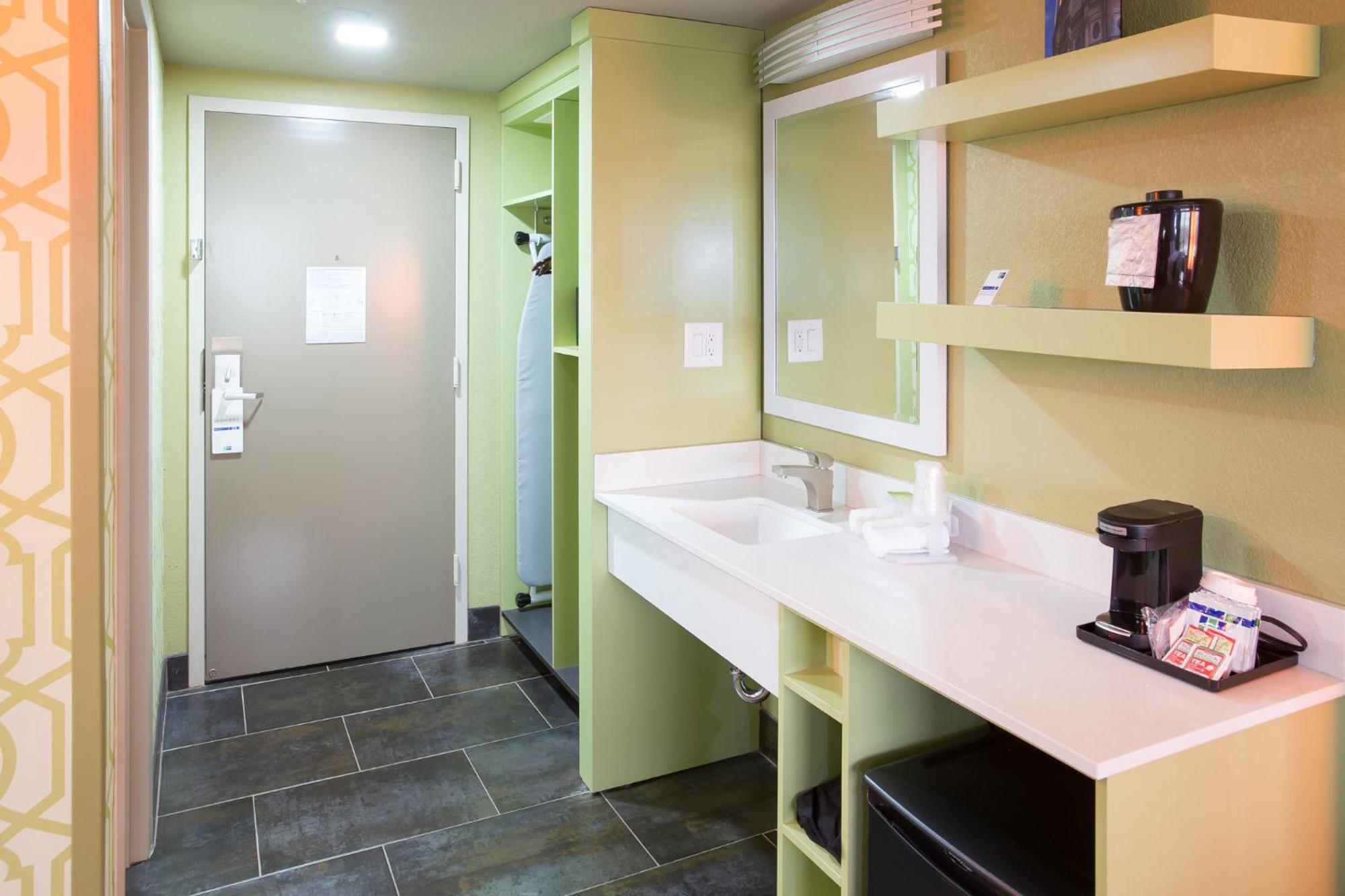 Holiday Inn Express Atlanta Galleria-Ballpark Area By Ihg Smyrna Esterno foto